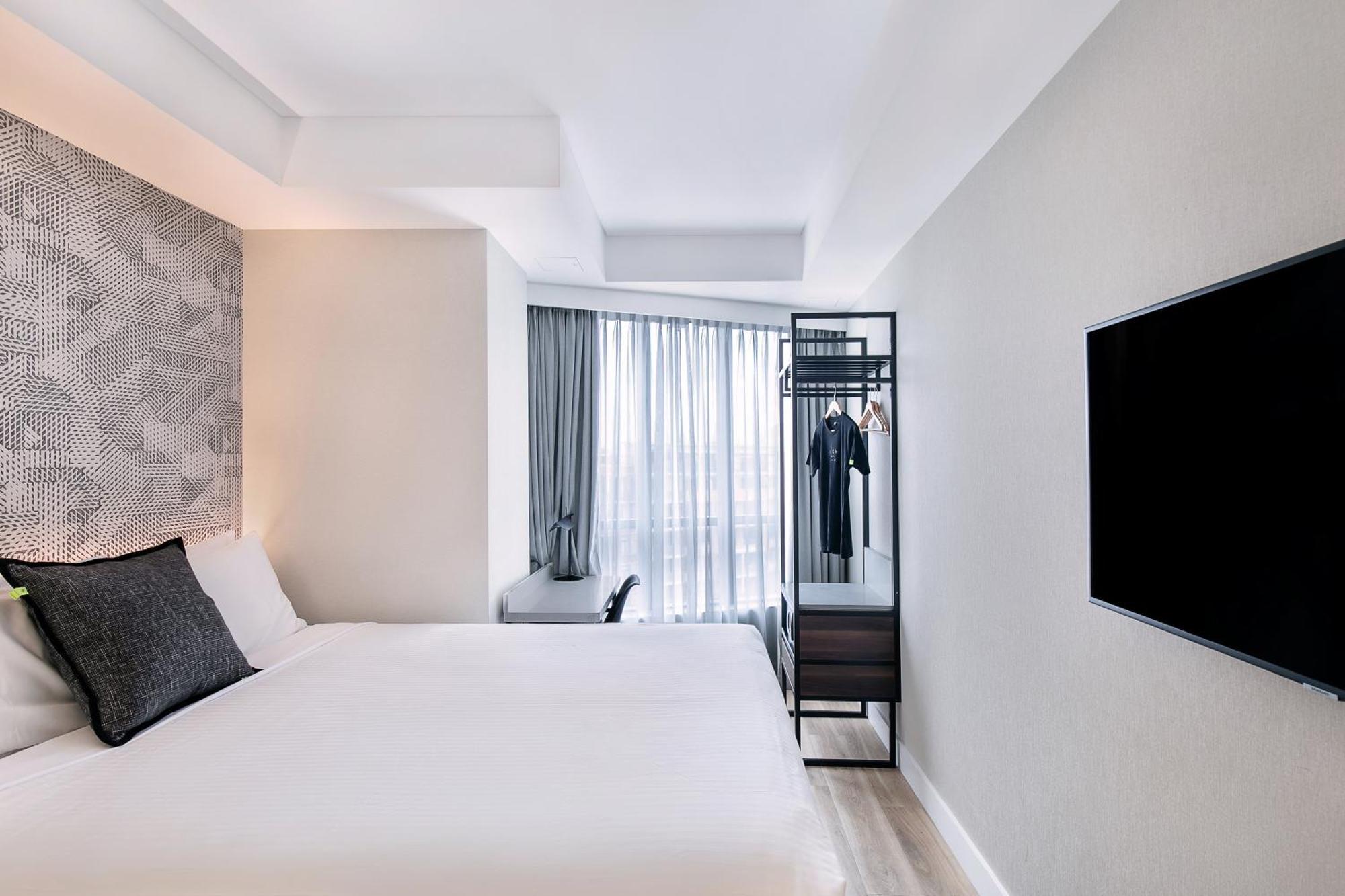 Standard Queen Room