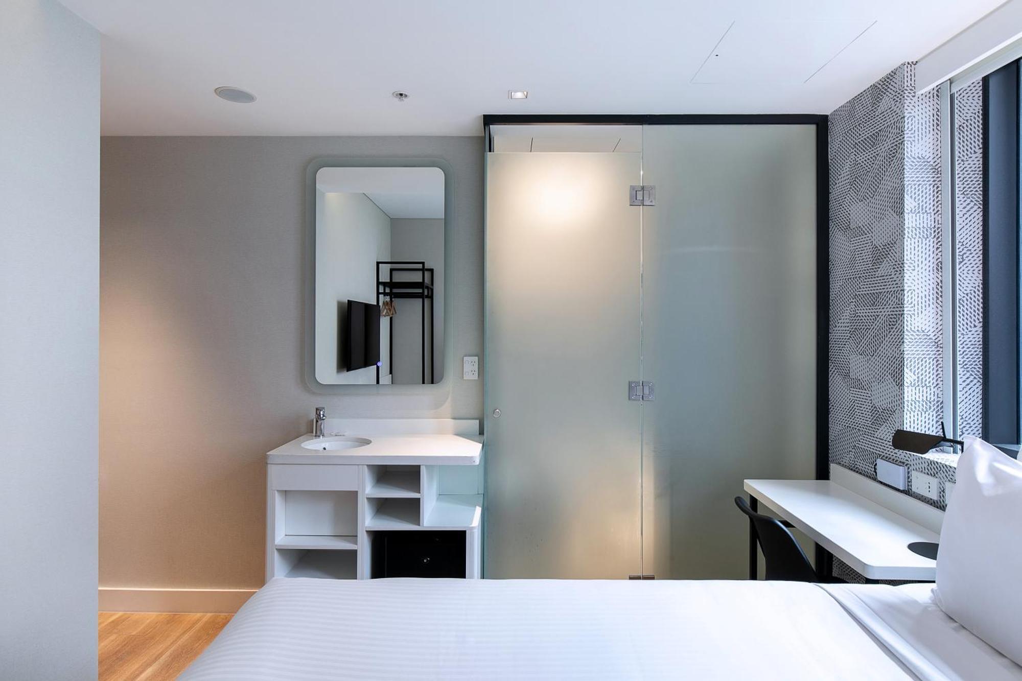 Standard Queen Room