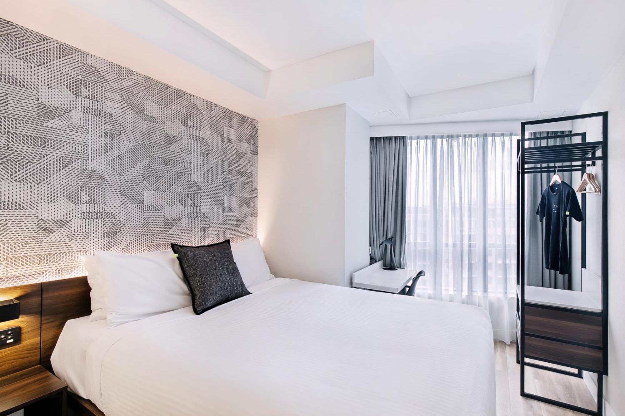 Standard Queen Room